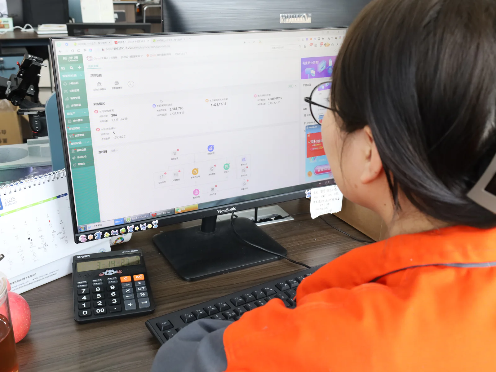 JINJIE staff reviewing order information before production