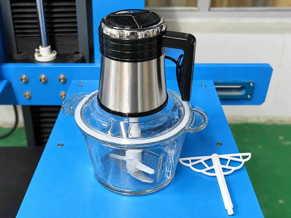 Glass-bowl chopper and white accessory on the actual inspection bench
