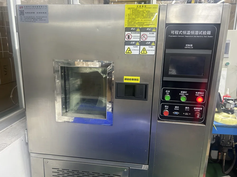 Temperature and humidity test chamber with a dark control screen